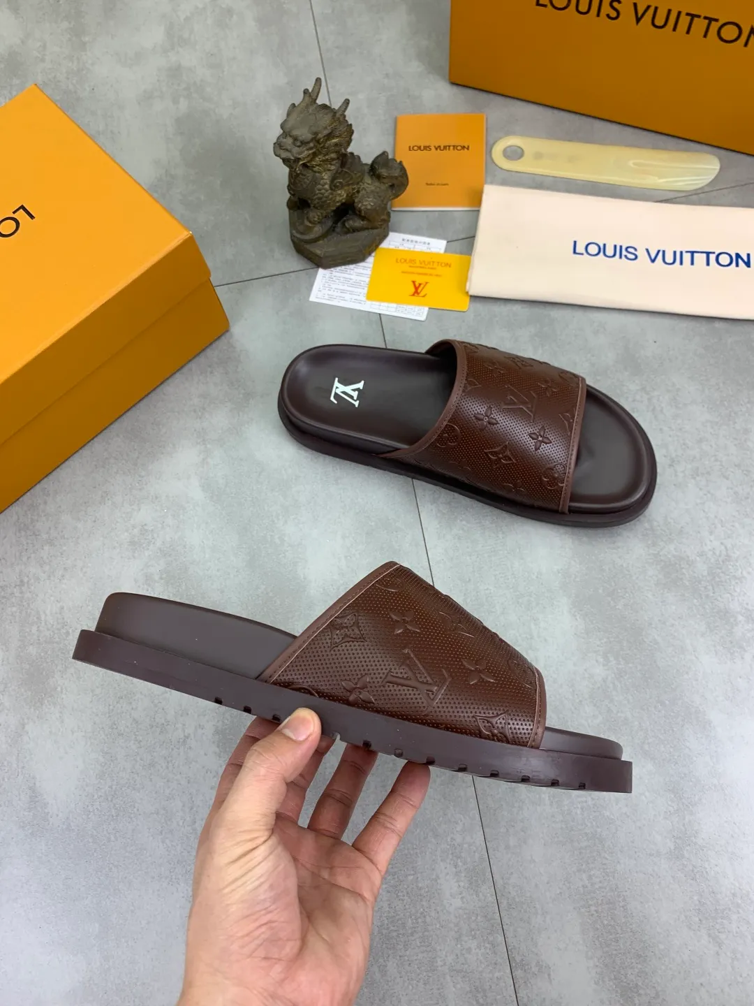 Men's shoes 💰P300💰【New style】🆘 Original quality 【LOUIS VUITTON】The popular Louis Vuitton LV men's slippers on the official website are on sale simultaneously! Original fabric imported from Italy, original factory special supply, code number: 38-44 (45 customized), many colors available
